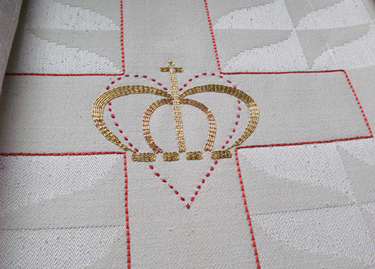 Broderi på mässhake för Dalby kyrka